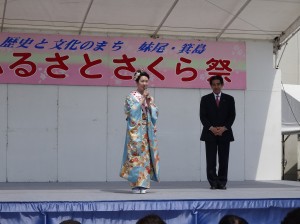 逢沢先生に見守られて挨拶する増田女王