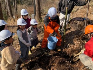 植え付け方法を聞く子供達