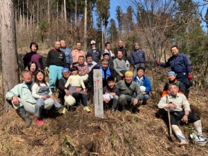 植樹祭参加者と事業表示石碑