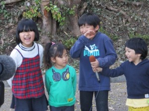 テレビ高知のインタビューを受ける子供達