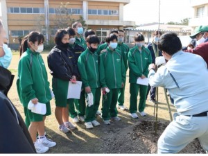 植え方の説明を受ける