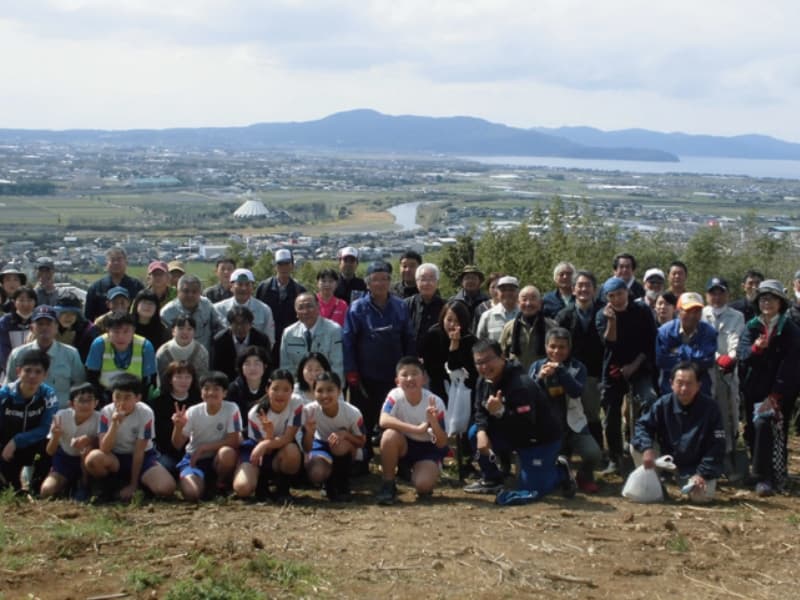 地元小学生や自治会関係者で記念撮影