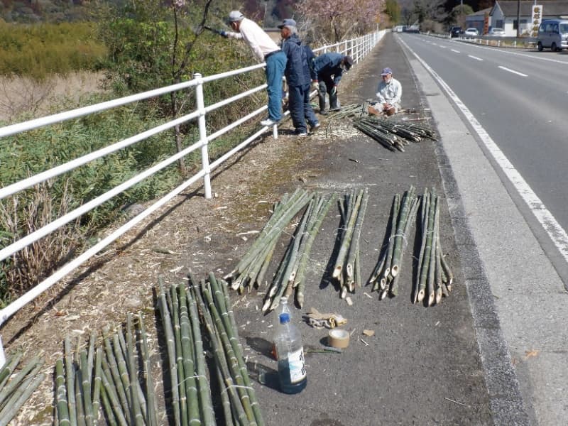 若木植栽用の竹支柱を加工収集