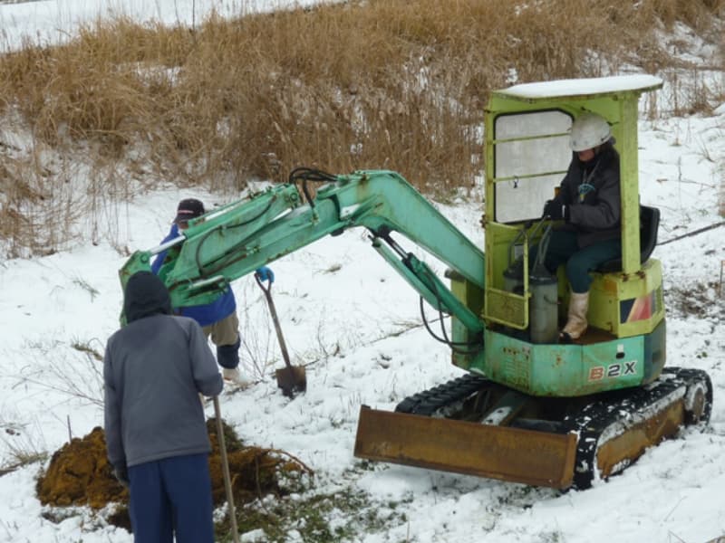 バックホーを使用して穴掘り