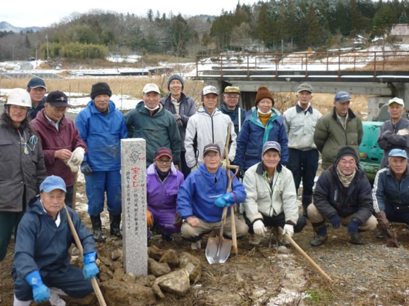 植付け完了後 記念碑を囲んで