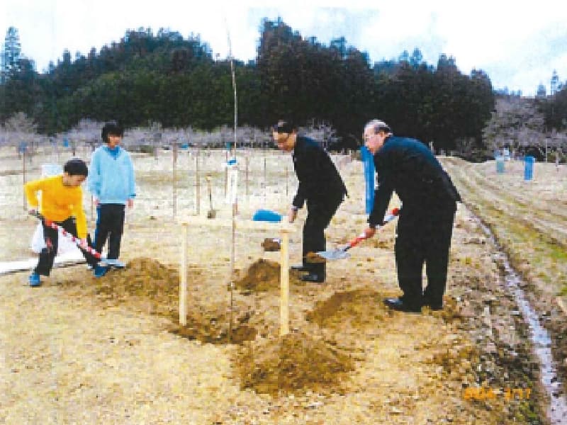小鹿野町長、議会議長、地元子供植樹風景