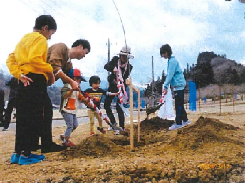 地元子供たちが植樹