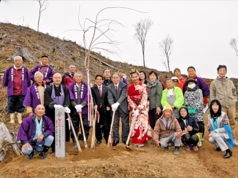 植樹後記念撮影